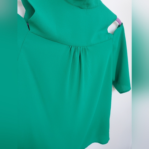 NWOT- Monteau Gorgeous Kelly Green- cold shoulder top sz.SMALL - Picture 7 of 7